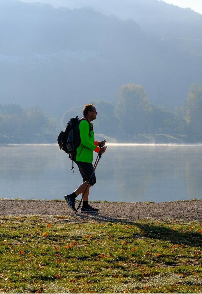 Mann beim Nordic Walking