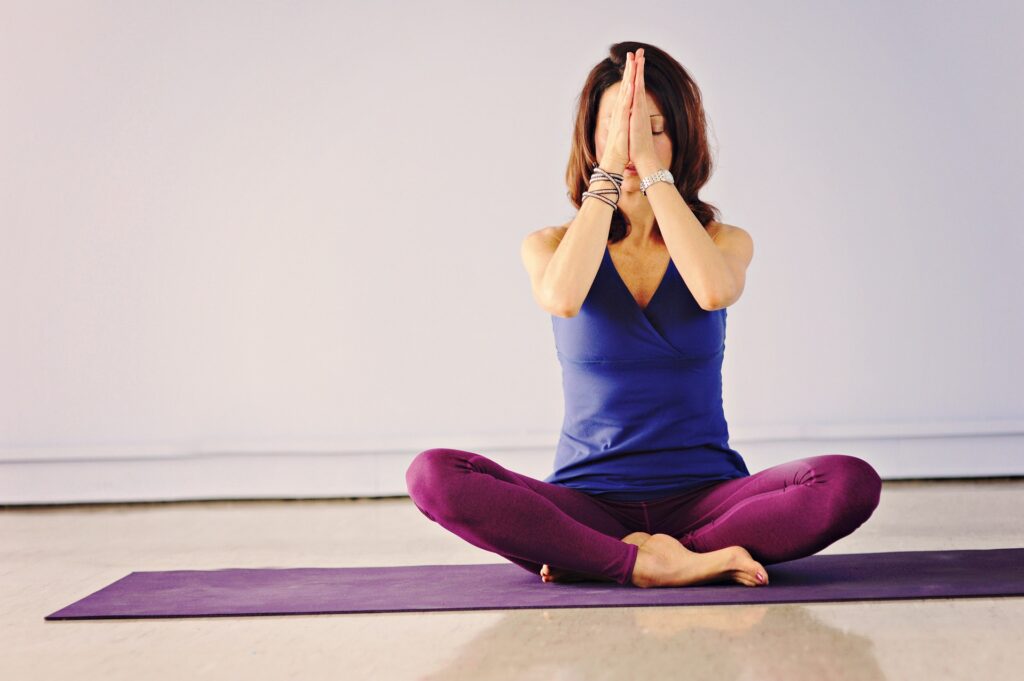 Frau beim Yoga