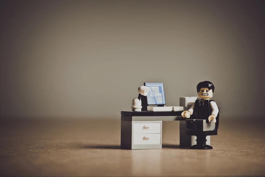 Legofigur am Schreibtisch