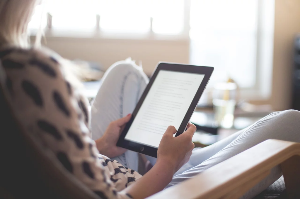 Frau mit E-Reader