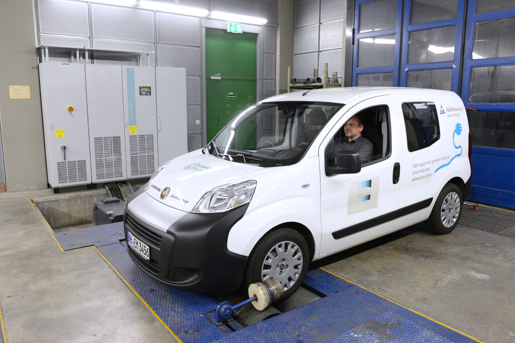 Elektrofahrzeug auf dem Rollenprüfstand