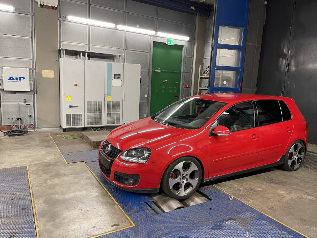 Golf GTI auf Rollenprüfstand