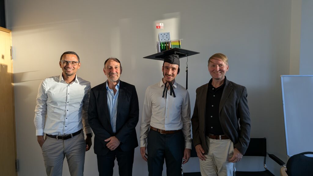 Promotion von Johannes Beck. Von links nach rechts: Univ.-Prof. Dr.–Ing. Anozie Ebigbo, Prof. Dr.-Ing. Roberto Cudmani, Johannes Beck, Univ.-Prof. Dr.–Ing. habil. Sascha Henke.