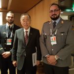 Nach der Veranstaltung: Der ehemalige Generalsekretär der Vereinten Nationen, Ban Ki-Moon (Mitte), mit unseren großartigen Helfern Leutnat zur See Felix Knoch (links) und Oberstabsgefreiter Pablo Marotzky (links).