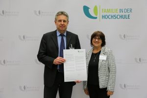 Unterzeichnung der Charta Familie in der Hochschule am 1.Oktober 2019 und Beitritt der HSU / UniBw H zum Verein Familie in der Hochschule e.V.