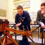 rof. Dr. B.Meißner und Lt. Sauerwald vor einer ballista im Museo della civiltà romana in EUR