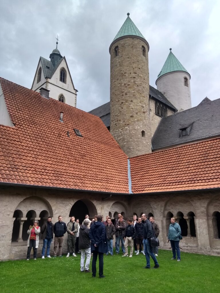 Im Busdorfkreuzgang, dahinter die Busdorfkirche in Paderborn
