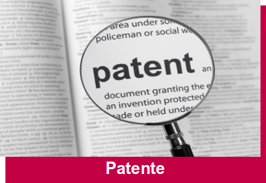 Zeitung mit Ausschnittsvergrößerung auf dem Wort Patent