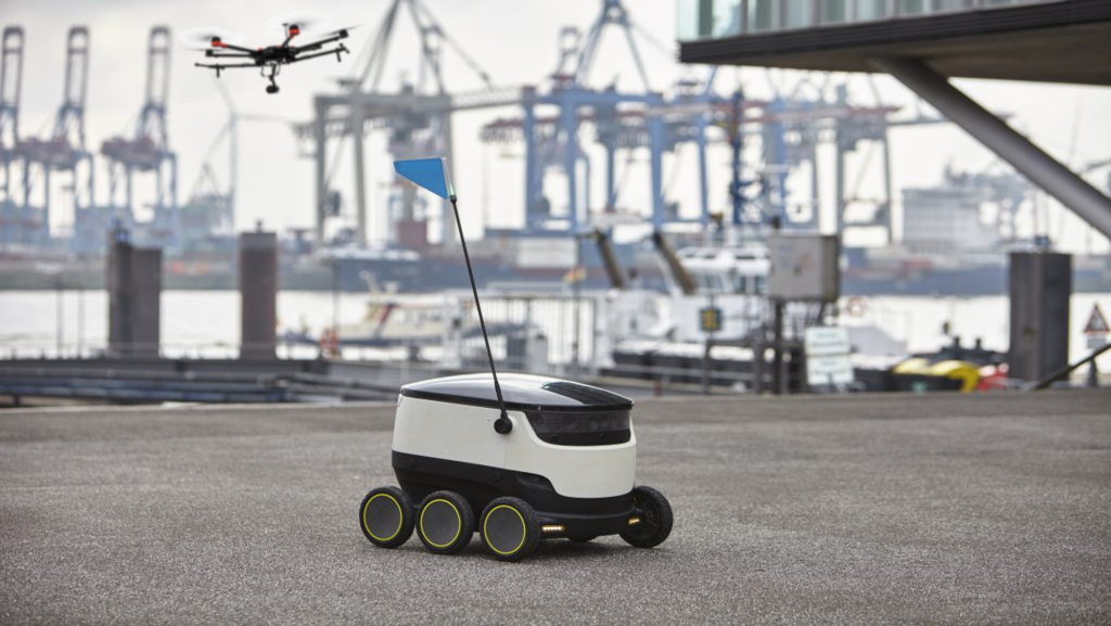 Bodenroboter mit Multikoper im Hafen