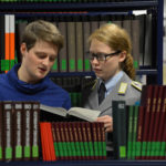 Studierende in der Bibliothek. (Foto: Reinhard Scheiblich)