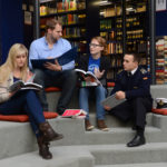 Studierende in der Bibliothek (Foto: Reinhard Scheiblich)