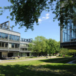 Campus zwischen Hauptgebäude und Mensa (Foto: Reinhard Scheiblich)