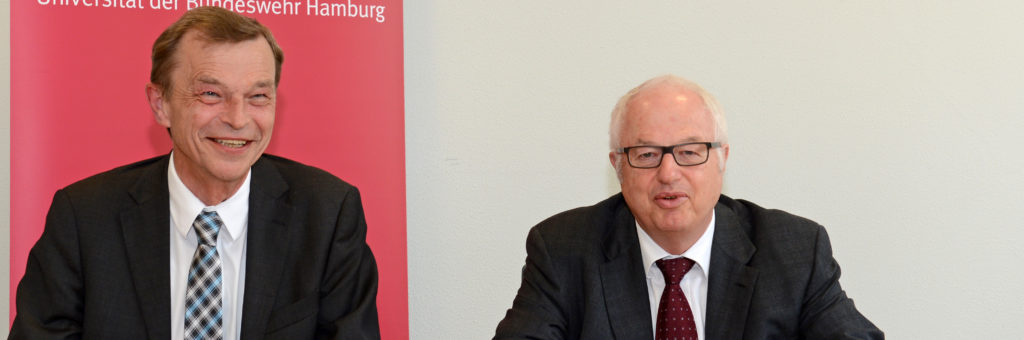 Die Präsidenten von WSV und HSU, Prof. Dr. Hans-Heinrich Witte (links) und Prof. Dr. Wilfried Seidel, unterzeichnen den Vertrag zur Einrichtung des Studiengangs „Bauingenieurwesen“ an der HSU.