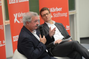 Jean Asselborn (links) diskutiert mit Christoph Schult vom SPIEGEL über Europa. (Foto: Reinhard Scheiblich)