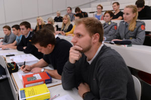 Studierende im Hörsaal. (Foto: Reinhard Scheiblich)