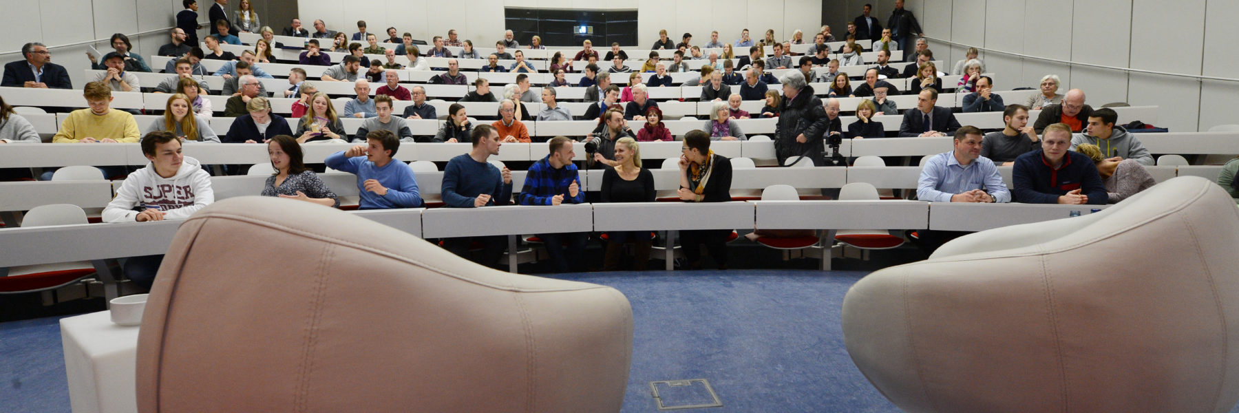 Voller Hörsaal bei SPIEGEL live in der Uni. (Foto: Reinhard Scheiblich)