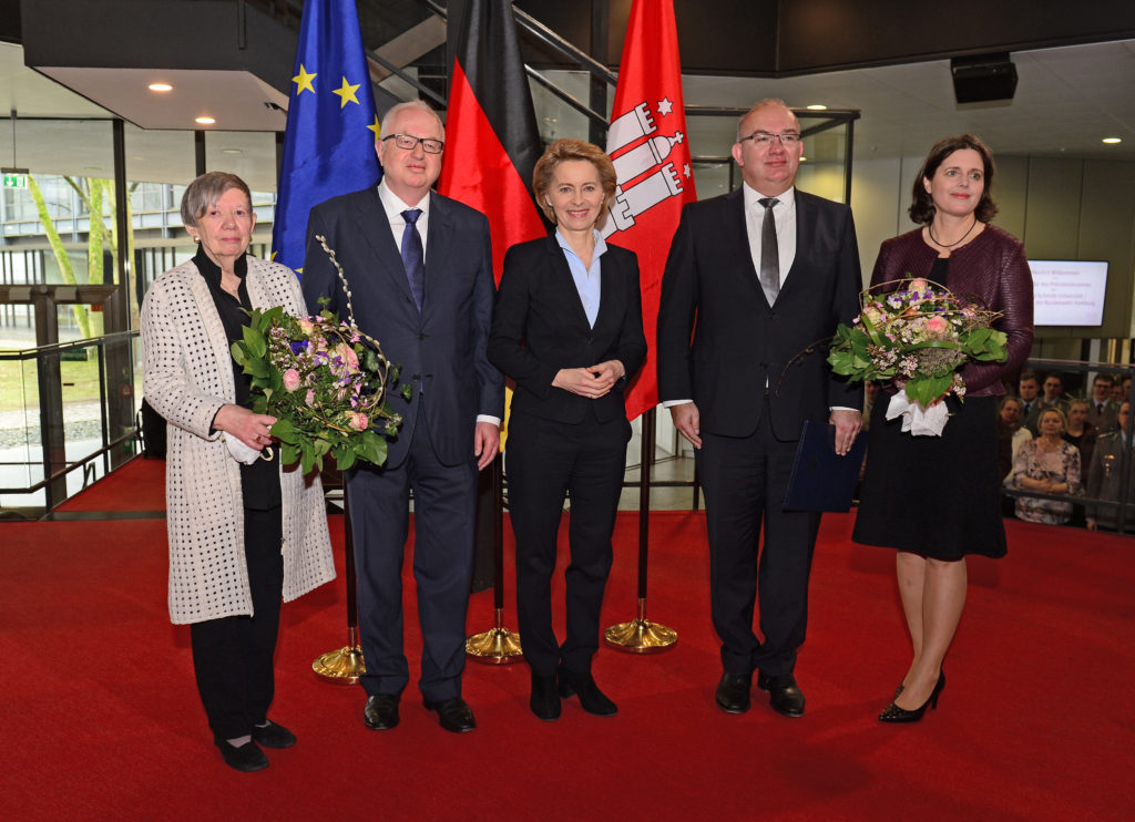 Der amtierende und der zukünftige Universitätspräsident mit ihren Ehefrauen und Bundesministerin Dr. Ursula von der Leyen. (Foto: Ulrike Schröder)