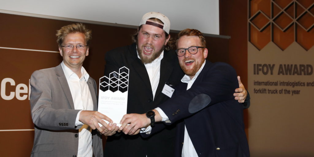 Große Freude bei Dr. Stephan Ulrich, Laurence Peters und Christopher Klitsch von der Wegard GmbH über den IFOY Award 2018 (Foto: IFOY)