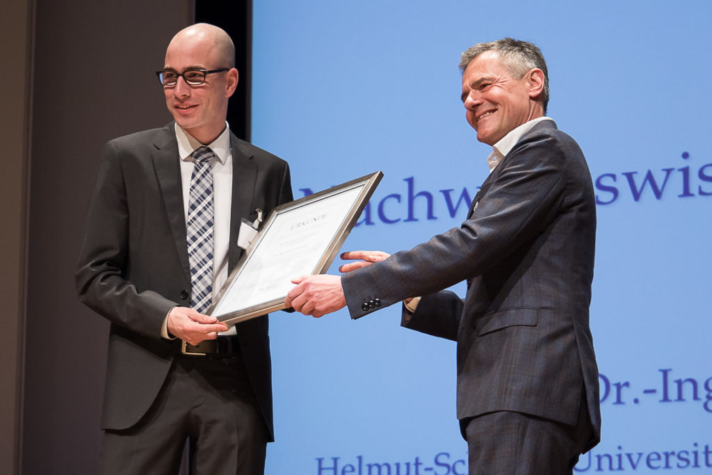 Dr. Robert Weidner (links) erhält aus den Händen von ZEIT-Geschäftsführer Dr. Rainer Esser die Auszeichnung als Nachwuchswissenschaftler des Jahres (Foto: Deutscher Hochschulverband/Till Eitel)