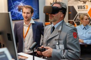 Ein Soldat in Uniform mit einer VR-Brille.