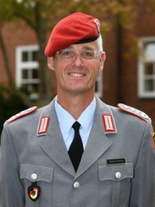 Ein Mann in der Uniform eines Oberst der Artillerietruppe.