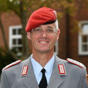 Ein Mann in der Uniform eines Oberst der Artillerietruppe.