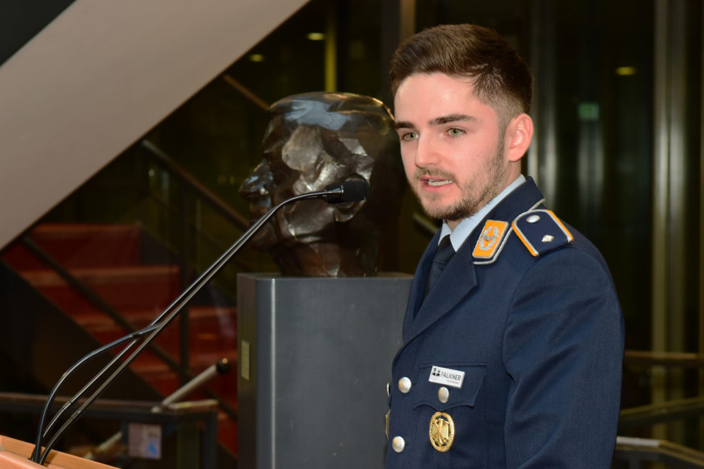 Ein Soldat in der Uniform eines Luftwaffenleutnants am Rednerpult.