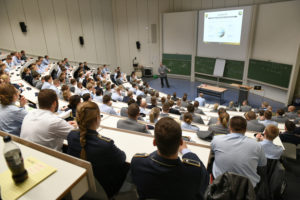 Ein ganzer Hörsaal voller uniformierter Soldatinnen und Soldaten.