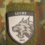 Ein Ärmelabzeichen auf einer Flecktarnjacke, das einen wütenden Luchs und die Jahreszahl 2019 zeigt