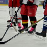 Spielerbeine in farbigen Stulpen, ein paar mit den deutschen Farben und Bundesadler.