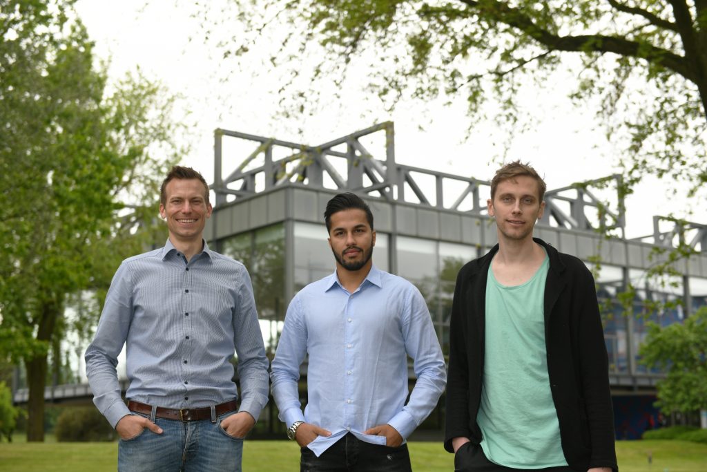 Drei junge Männer stehen auf dem Campus der Helmut-Schmidt-Universität