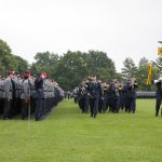 EIn Musikkorps in Luftwaffenuniform marschiert an einer Paradeaufstellung vorbei