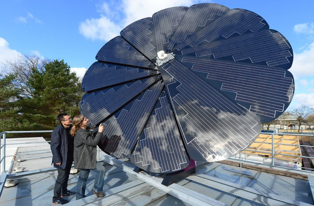 Eine Wissenschaftlerin und ein Wissenschaftler vor einem Solarpanel