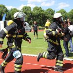 Zwei laufende Feuerwehrmänner mit Atemschutzmasken