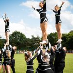 Cheerleader bilden eine Formation