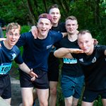 Eine Gruppe junger Männer posierert auf einer Brücke für das Foto