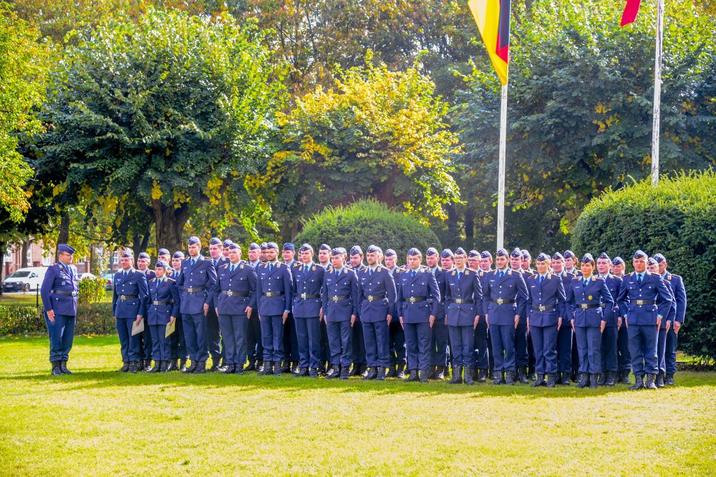 Soldaten der Luftwaffe stehen in einer Formation, im Hintergrund sieht man die Bundesdienstflaffe und die Flagge der Stadt Hamburg