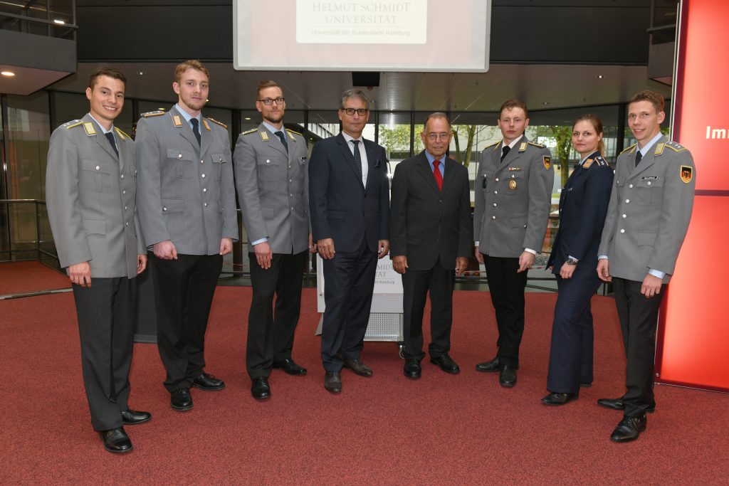 Sechs Offiziere in Uniform und zwei Herren im Anzug