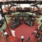 Vielen Menschen in Uniformen und einige in zivil sitzen rund um den Roten Platz im Hauptgebäude der HSU.