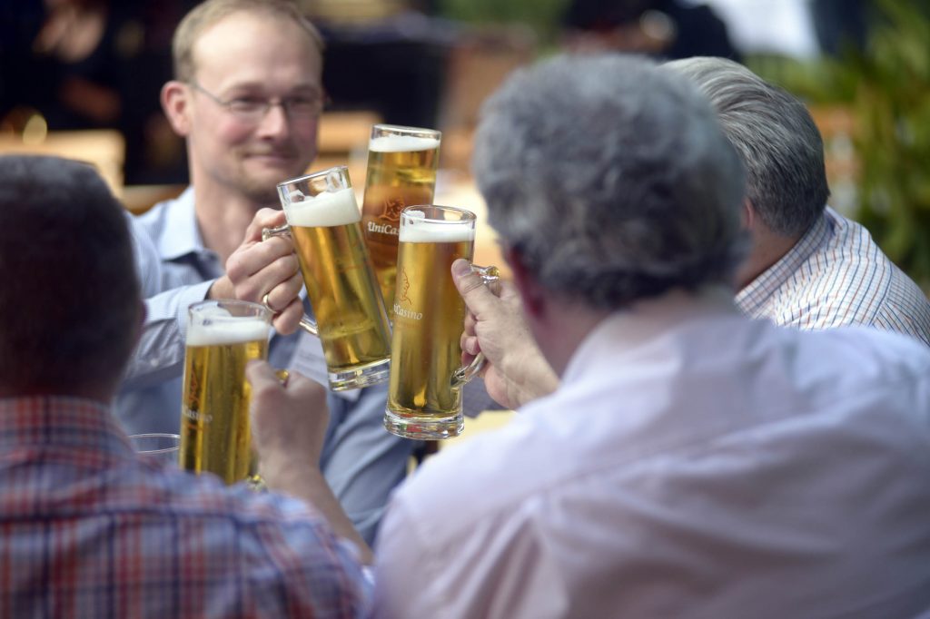 Männer mit großen Biergläsern