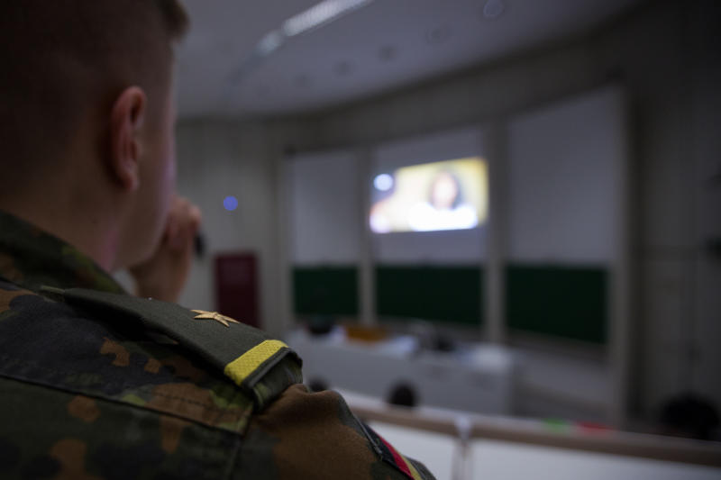 Ein Soldat im Rang eines Oberfähnrich zur See sitzt in einem Hörsaal