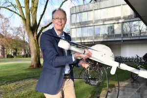 Ein Mann mit einem Quadrocopter