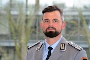 Ein Soldat in der Uniform eines Offiziers des Heeres