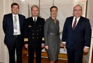 Die Schirmherr*innen des DWT Symposiums v. l. n. r.: Stefan Hefter, Partner IBM Deutschland, Konteradmiral Dr. Thomas Daum, Chef des Stabes im Kommando Cyber- und Informationsraum, Fregattenkapitän der Reserve Prof. Dr. Beatrix Palt, INP Institut für Nachhaltiges Projektmanagement, und Gastgeber Prof. Dr. Klaus Beckmann, Präsident der Helmut-Schmidt-Universität.