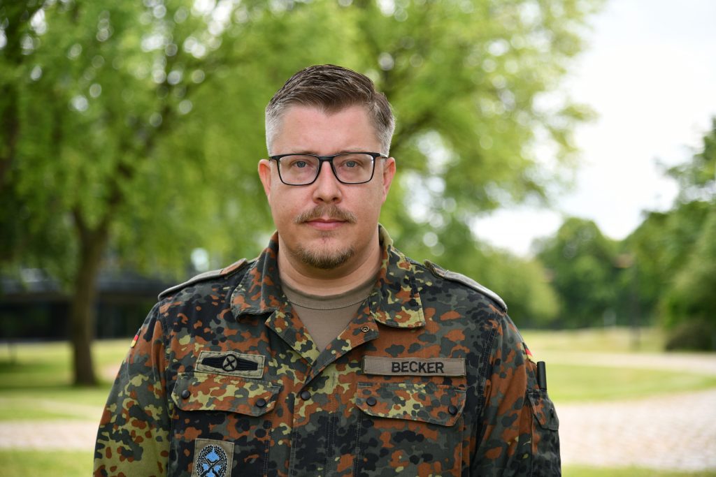 Ein Mann im Feldanzug der Bundeswehr