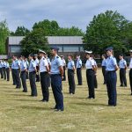 Soldatinnen und Soldaten in Sommeruniformen stehen mit großem Corona-Abstand in Reih und Glied