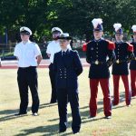 Sechs soldaten in französischen Traditionsuniformen