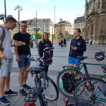 Junge Leute mit Fahrrädern auf dem hamburger Rathausmarkt