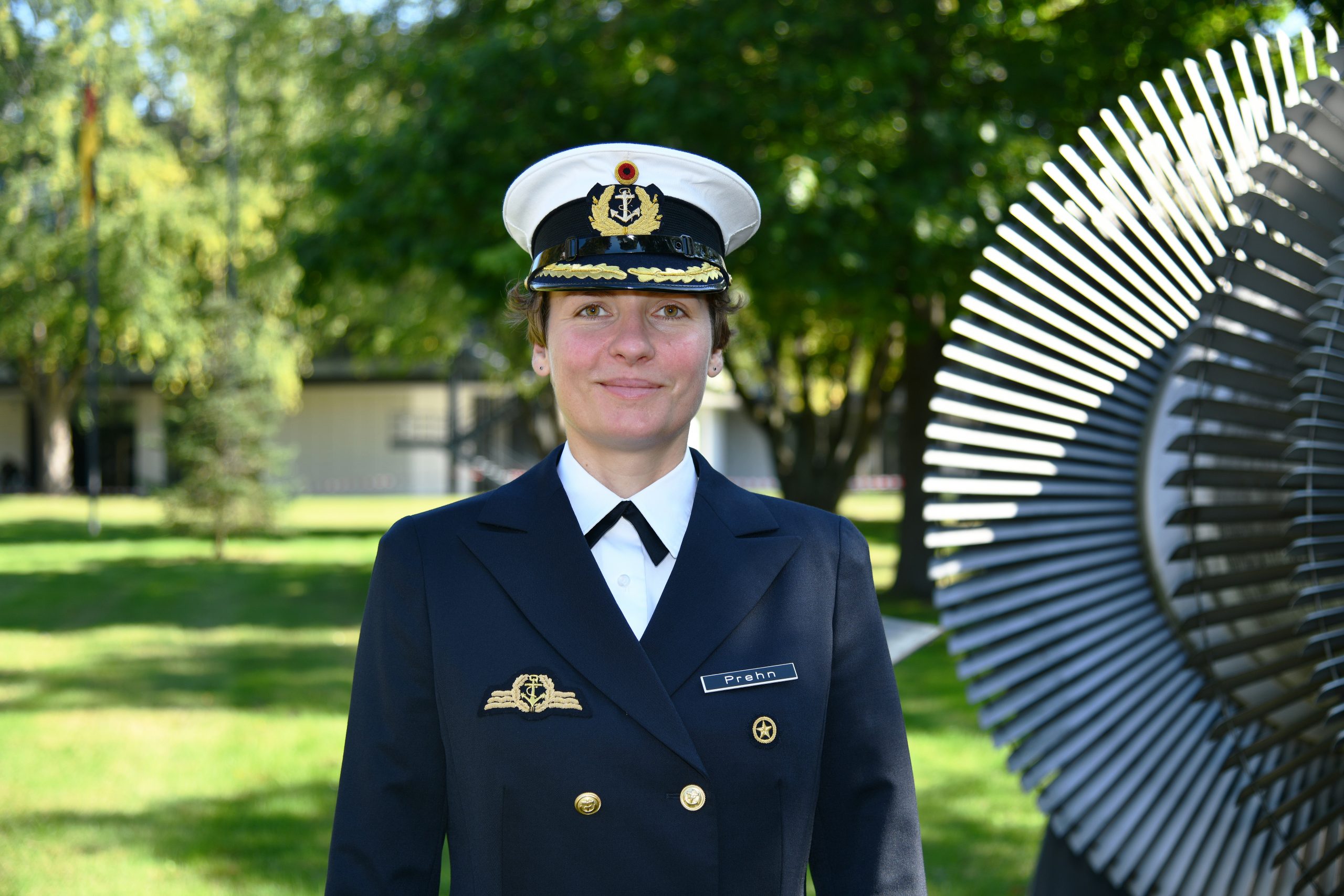 Eine Frau in der Uniform eines Marineofiziers