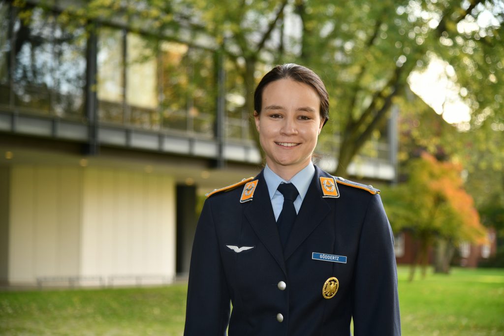 Eine junge Frau in der Uniform eines Luftwaffenleutnants